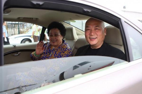 女人胖不胖還是得看氣質,陳麗華就算衣品不高,但卻很有奢侈感 女人胖不胖還是得看氣質,陳麗華就算衣品不高,但卻很有奢侈感