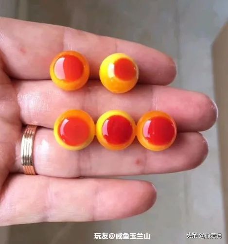 寶友，你看我撿的這顆綠松石，怎！麼！樣