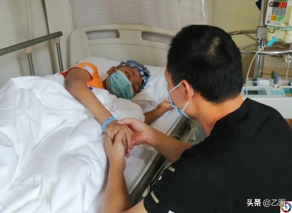 男孩軍訓昏迷倒地，從此告別校園，爺爺每天看著牆上26份獎狀流淚