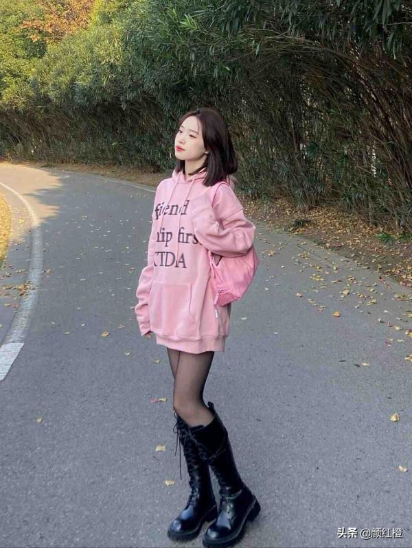 今年冬天穿衣流行“黑+粉”，酷炫瀟灑又不失溫柔感，誰穿誰美