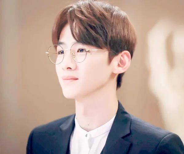 古裝可以封神，現代裝同樣帥氣的男星，除了陳曉還有誰？