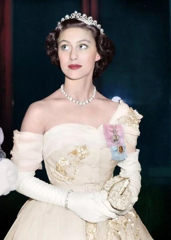 英女王年輕時沒有妹妹漂亮，50年後容貌卻翻轉，相由心生自律為王