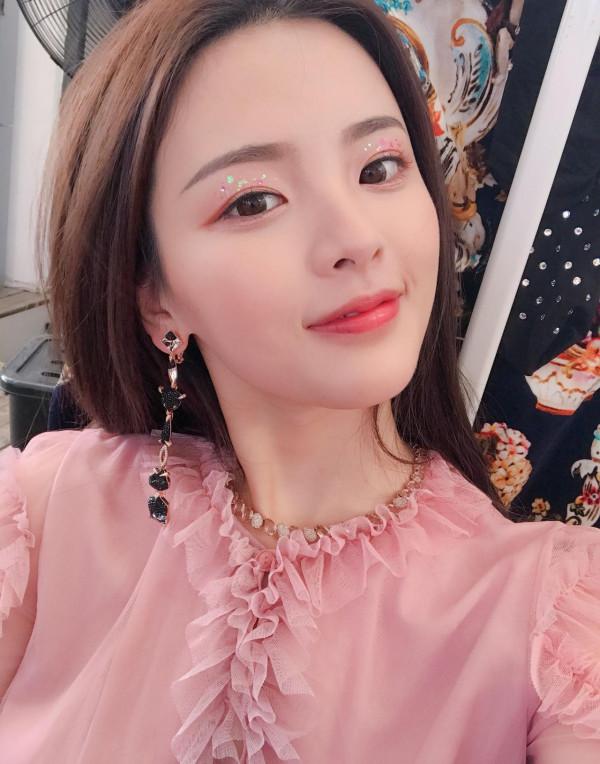 草根少女楊超越：從服務員到爆紅，讓無數二代咬牙切齒又望塵莫及