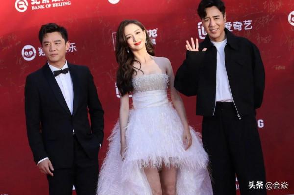 北影節開幕紅毯爭奇鬥豔：佟麗婭白色羽毛長裙，楊穎紅心禮服裙