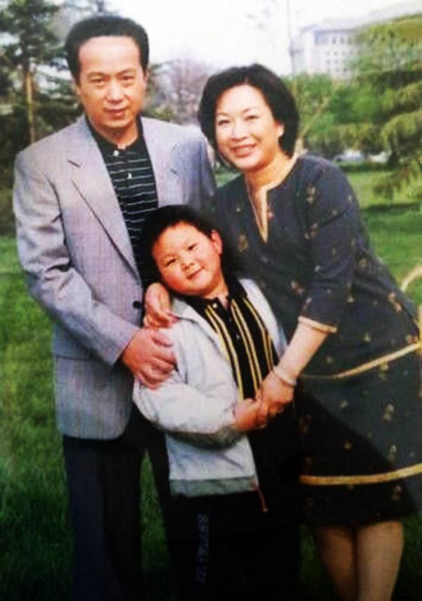 羅京：48歲去世，葬禮現場李瑞英表情痛苦，妻子改嫁兒子留學美國