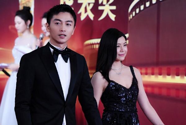 陳妍希微胖卻敢穿，“流光液體裙”優雅大氣，腰肢全靠寬胯襯托