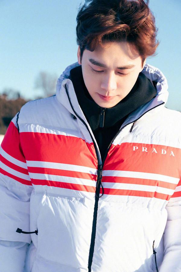 李易峰出席時尚芭莎冬季野宴 雪地造型溫暖陽光演繹冬日型男品格 李易峰出席時尚芭莎冬季野宴 雪地造型溫暖陽光演繹冬日型男品格
