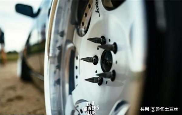 「轂銳馳」英國車友改裝在國內很小眾的捷豹XKR 「轂銳馳」英國車友改裝在國內很小眾的捷豹XKR