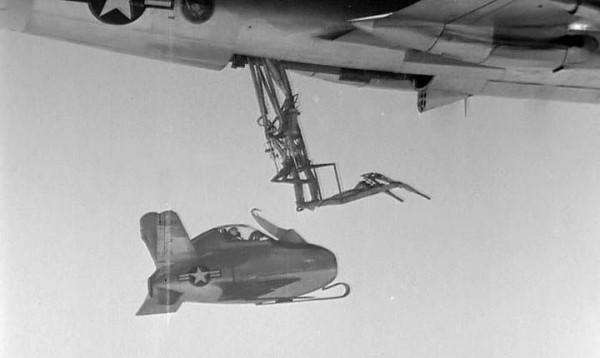 世界上最小的戰鬥機，外表呆萌可愛，竟然是轟炸機的護航小夥伴