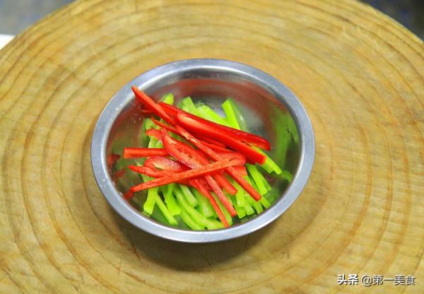 黃花菜炒肉絲很多人第一步就做錯了，難怪不好吃，大廚教你如何做