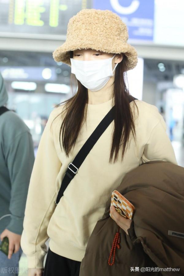 金晨身穿米色休閒裝出行身形苗條似紙片人