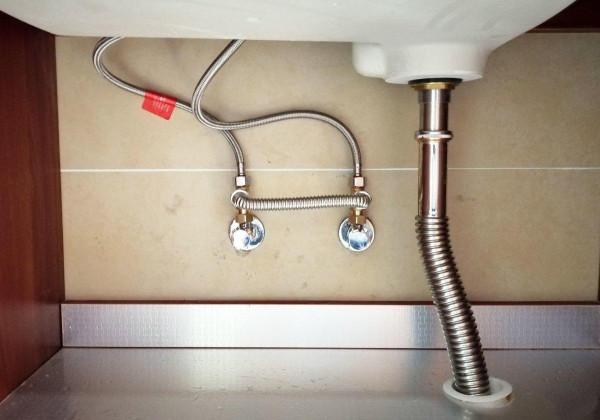 衛生間地面莫名其妙一灘水，物業來了七八次，終於找到問題的根源