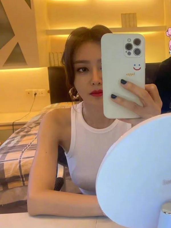 秦嵐曬對鏡拍，無袖上衣手臂好纖細 ​