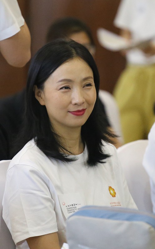 陶虹的生圖還是很美的，穿很普通的白色服裝，依舊看不出真實年紀