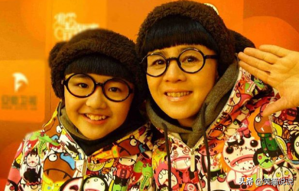 金龜子22歲女兒近態曝光，大眼長髮似張含韻，母女同框互動好有愛