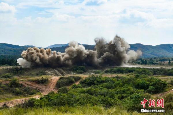 陸軍第71集團軍某合成旅組織多兵種實彈射擊綜合演練 陸軍第71集團軍某合成旅組織多兵種實彈射擊綜合演練