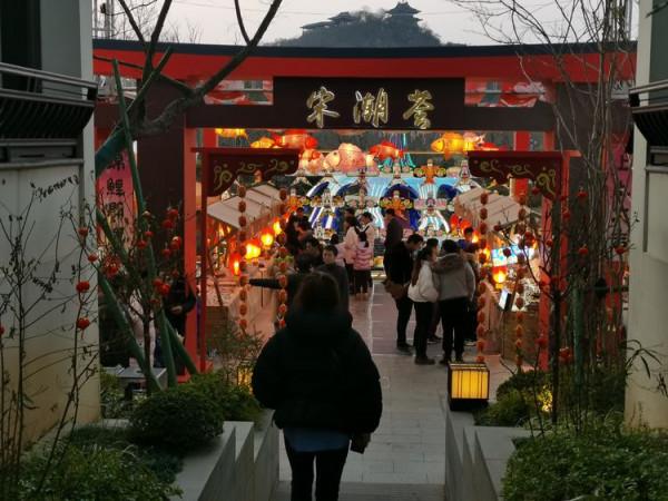 踏青早行人 作者：張鎖龍