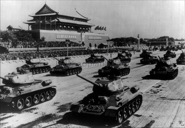 老照片：1900年到2000年的北京天安門，看得出有啥變化嗎？