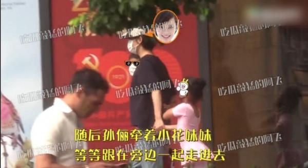 迴歸家庭？孫儷兩度現身接娃，裝扮低調時尚，女兒五官膚色隨鄧超