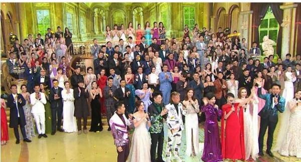 TVB週年晚宴顯寒酸！場地簡陋用廉價椅，眾星不戴口罩聚集吃盆菜