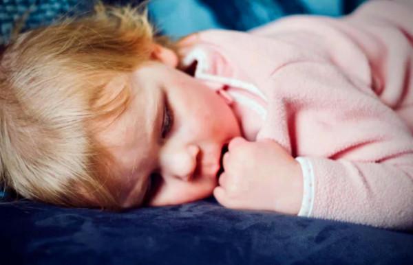 孩子幾歲分床睡最合適？過早過晚都不好，父母要考慮多種因素