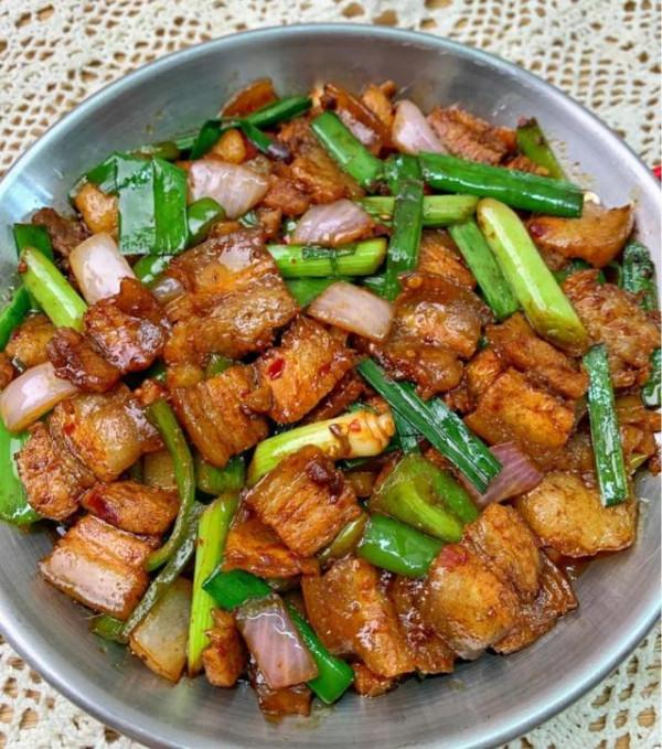 今天午餐做了一次回鍋肉，幹三碗米飯，一盤全光太有成就感了