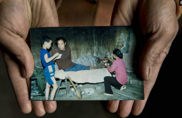 兩任丈夫先後癱瘓,妻子把兩人接一起,不離不棄照顧兩人26年 兩任丈夫先後癱瘓,妻子把兩人接一起,不離不棄照顧兩人26年