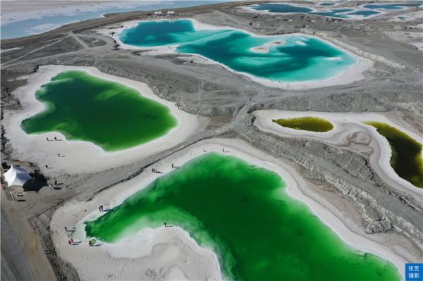 青海翡翠湖，人工採鹽幾十年挖出幾百個水坑，宛若寶石落入人間