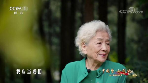 看到鶴髮童顏的田華和謝芳，方知接受自然衰老才是對女星之大考驗