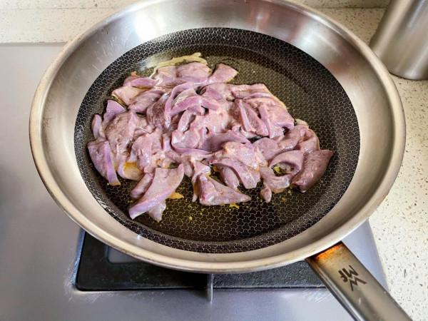 豬肝怎麼炒才滑嫩？大廚教你一招，出鍋不老不腥，健康營養又美味