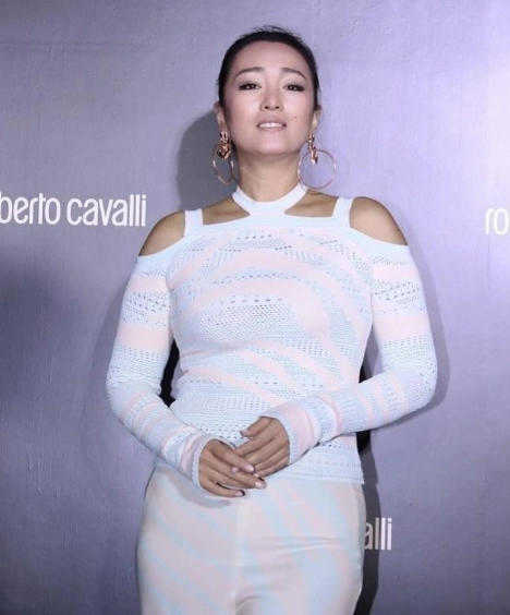 鞏俐也難逃“中年發福”,穿露肩針織衫擠出贅肉,幸好氣場撐著 鞏俐也難逃“中年發福”,穿露肩針織衫擠出贅肉,幸好氣場撐著