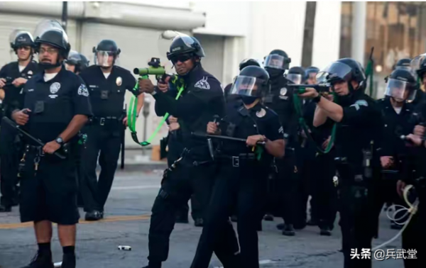 美國的風景線回來了?食品短缺導致打砸搶,多個城市開始暴亂罷工 美國的風景線回來了?食品短缺導致打砸搶,多個城市開始暴亂罷工
