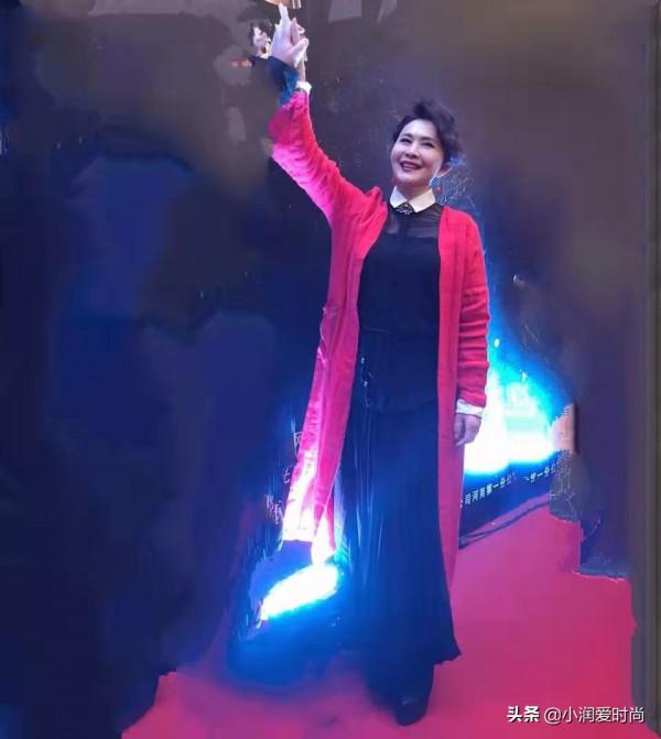 59歲田歌真雅緻,穿開衫和妹妹田岷同框不輸氣質,衣品適合媽媽們 59歲田歌真雅緻,穿開衫和妹妹田岷同框不輸氣質,衣品適合媽媽們