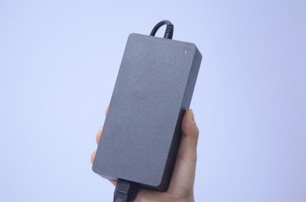 國產推出“4K解析度”的智慧投影儀：3000ANSI流明，開燈也能用