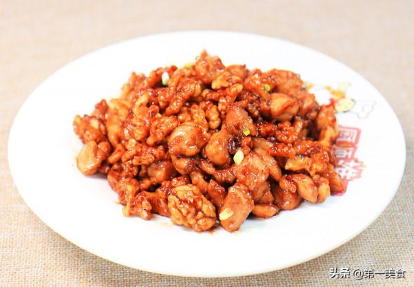 用2個雞腿，跟廚師長學做醬爆雞丁，鮮嫩滑口，醬香濃郁，真下飯