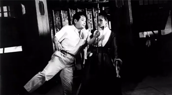 《大醉俠》幕後故事：邵逸夫差點燒掉樣片，成龍在裡面跑龍套