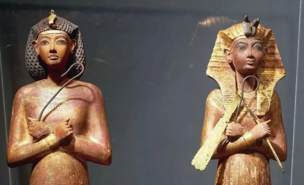 破譯三星堆：青銅大立人拿的是什麼？龍鳳圖騰起源於蛇鳥崇拜？