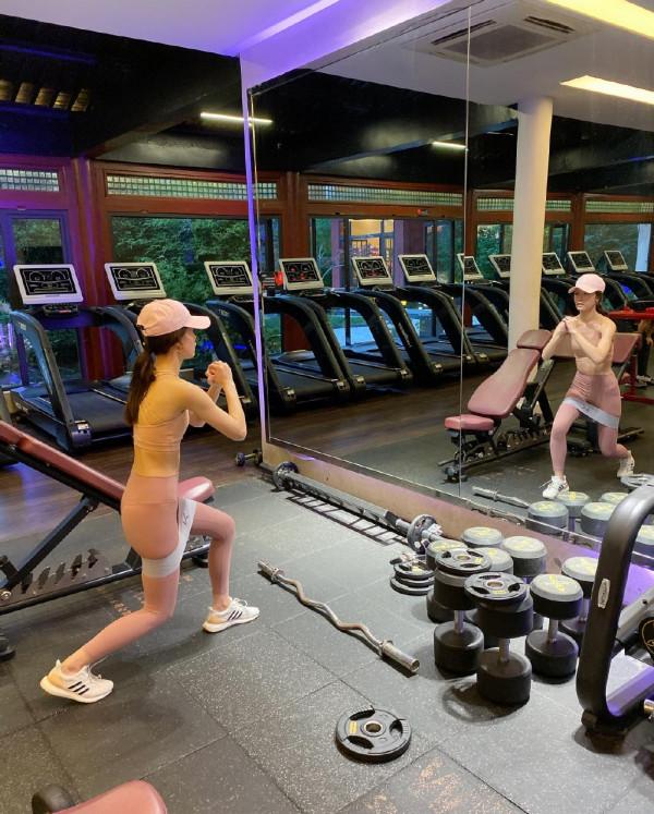 她32歲被選中演趙敏,穿運動裝曬健身照,四肢纖細沒一絲贅肉 她32歲被選中演趙敏,穿運動裝曬健身照,四肢纖細沒一絲贅肉