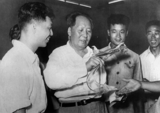 1965年空戰，我軍一名飛行員違令出海殲敵，毛主席特批：有功無過