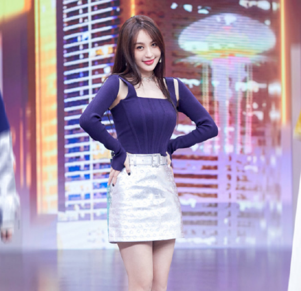 雙十一晚會:易烊千璽像猴、周冬雨性感失敗,金晨唐裝一舞太驚豔 雙十一晚會:易烊千璽像猴、周冬雨性感失敗,金晨唐裝一舞太驚豔