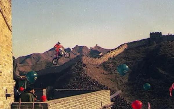 飛越黃河的柯受良地位有多高？張學友出錢治喪，劉德華為其女送嫁