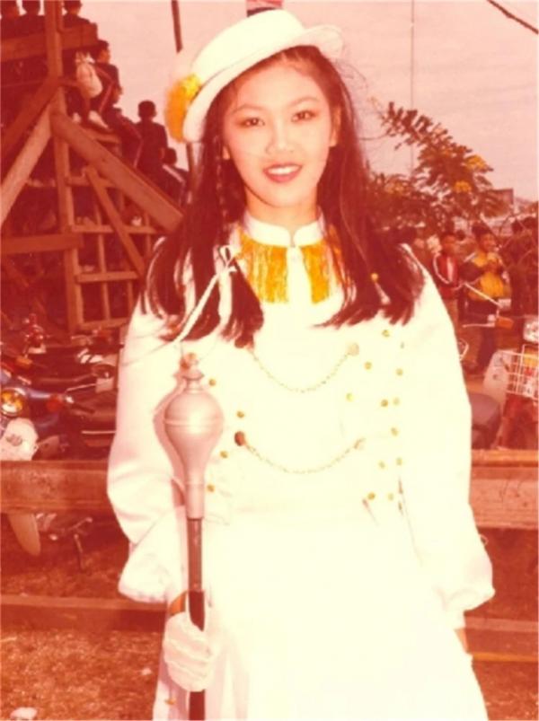 54歲英拉穿粉衣扮嫩,同框比美贏小24歲不丹王后,哥哥始終守護她 54歲英拉穿粉衣扮嫩,同框比美贏小24歲不丹王后,哥哥始終守護她