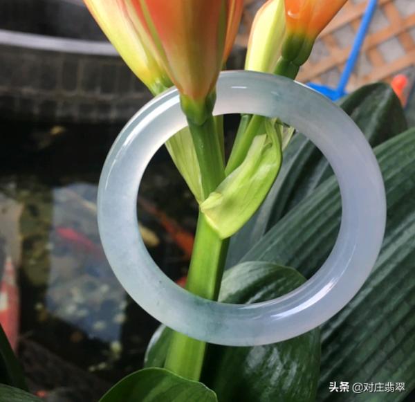 冰透如煙的翡翠高貨手鐲是什麼樣子？