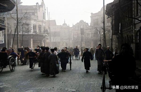 1938年的四川成都，街頭聳立炸彈模型，劉備之墓古意盎然