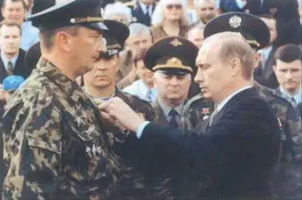 普京大帝為之落淚！俄軍最慘烈一戰，90人血戰2500人叛軍，戰爭片