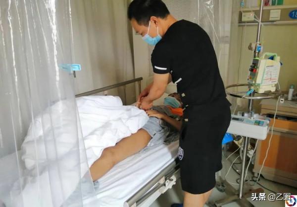 男孩軍訓昏迷倒地，從此告別校園，爺爺每天看著牆上26份獎狀流淚