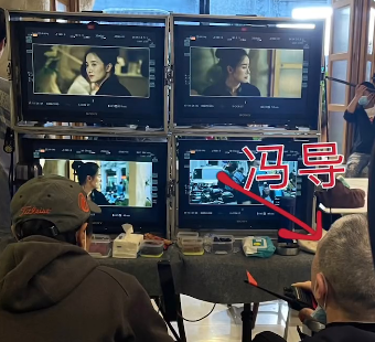 63歲馮小剛片場導戲好投入！手握女演員胳膊，頭髮花白彎腰駝背