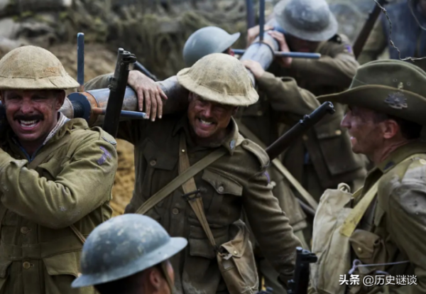 二戰傘兵被掛樹上,掛了70年才被找到,已成白骨身上都是雜草 二戰傘兵被掛樹上,掛了70年才被找到,已成白骨身上都是雜草