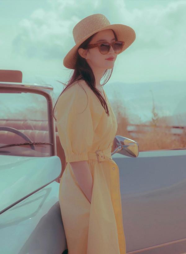 34歲劉亦菲逛街被偶遇，生圖比精修圖還美，邊走邊系圍巾超級自信