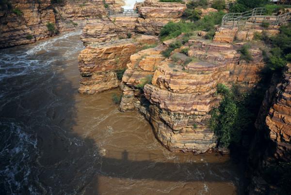 近日,絡絲潭瀑布迎來濁浪滔天、金濤拍浪景觀 近日,絡絲潭瀑布迎來濁浪滔天、金濤拍浪景觀